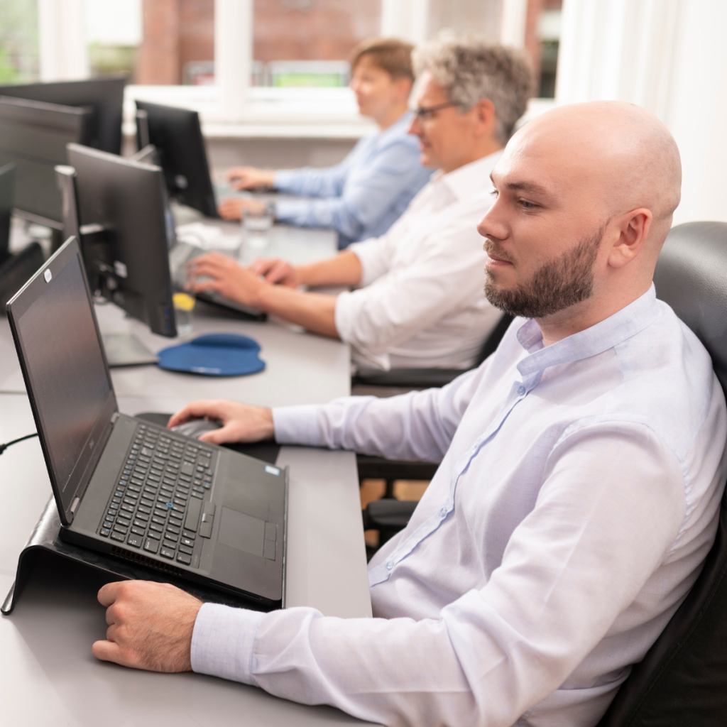Model finansowy to narzędzie, które umożliwia przedsiębiorcom analizę i prognozowanie wyników finansowych, co jest niezbędne do skutecznego planowania i zarządzania. Składa się on z dwóch głównych komponentów: modelu biznesowego i prognozy finansowej.​
